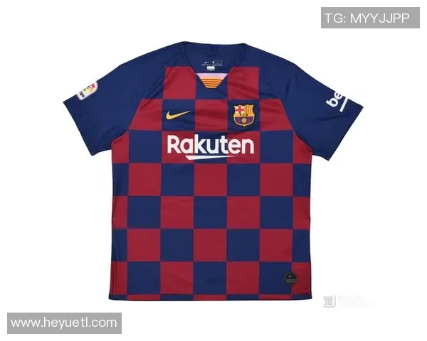 足球巨星亲笔签名球衣胸前铭刻荣耀与热血瞬间